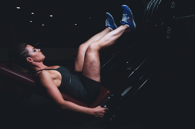 Homme faisant du sport pour la musculation