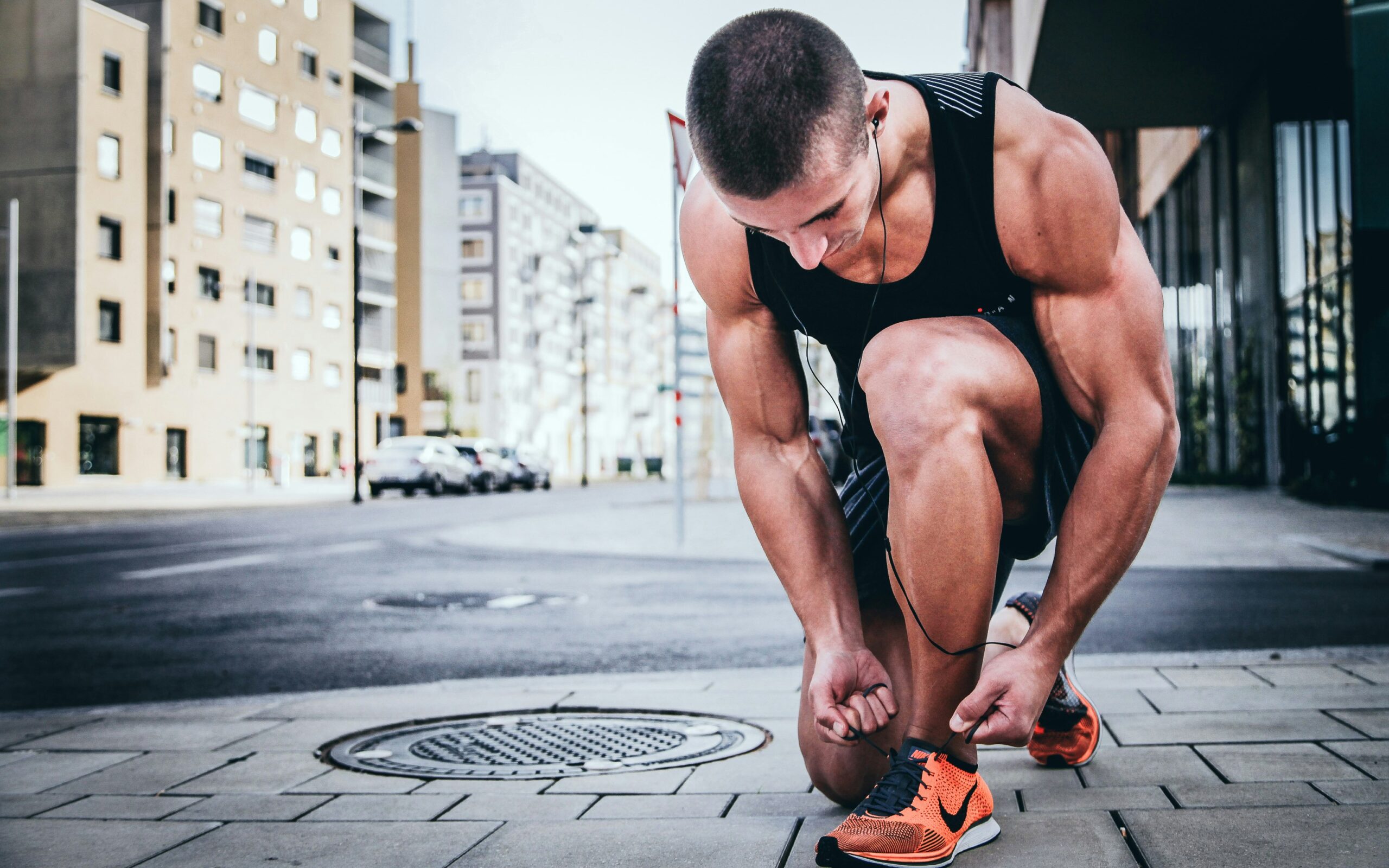 Homme faisant de la musculation avec des poids
