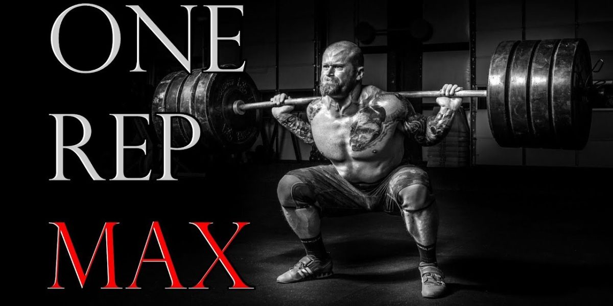 Homme faisant de la musculation avec charge maximale